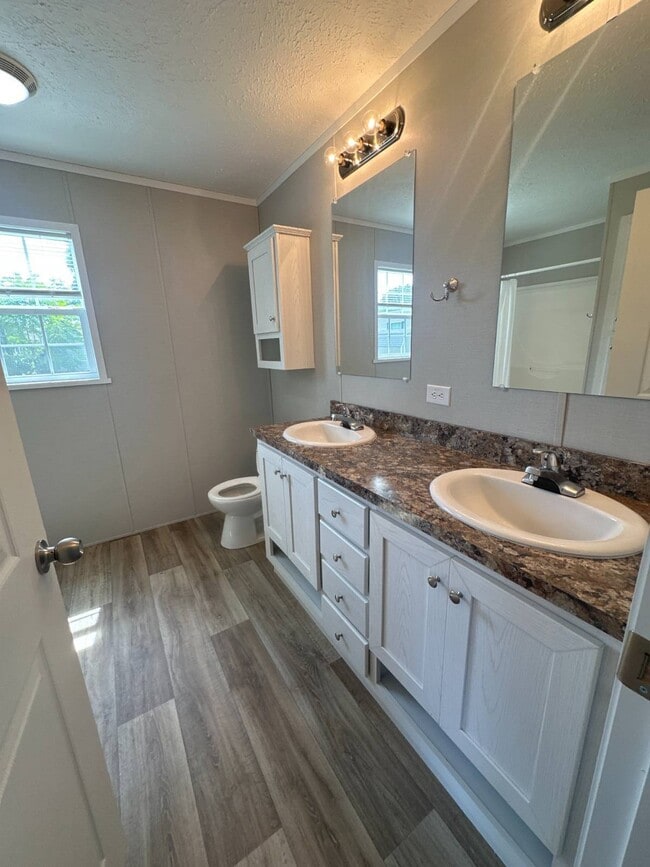 Photo - 921 Peacock Ln