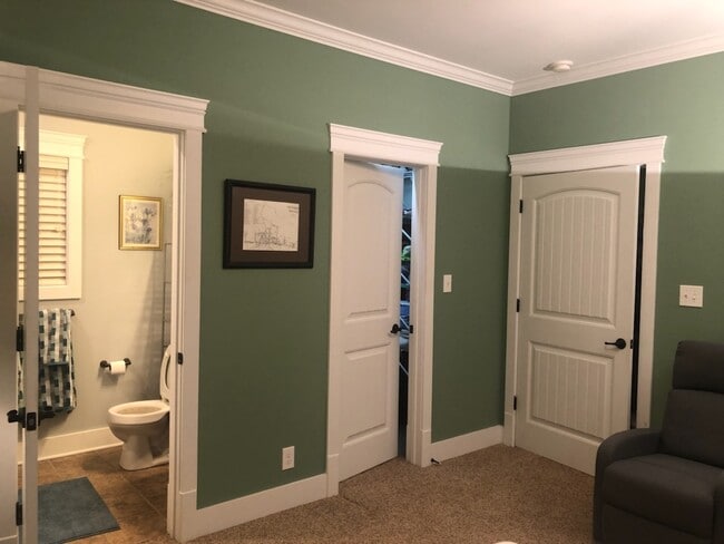 Private bathroom and closet - 511 Wilcox St