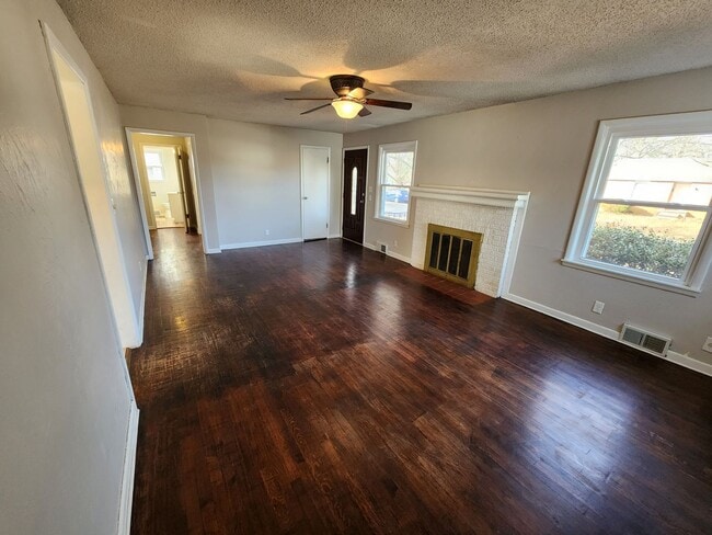 Photo - Spacious 3-Bedroom, 2-Bathroom Home AVAILABLE NOW!!