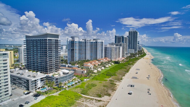 Building Photo - 5875 Collins Ave Unit # 1008