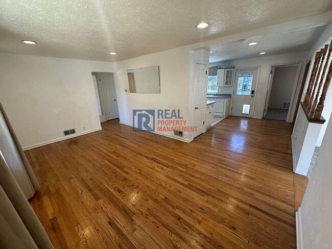 Photo - 796 Kenton St