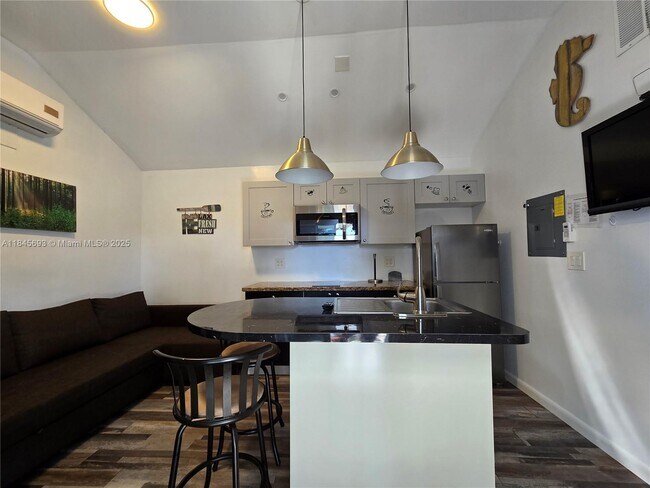 Photo - 330 SW 13th St