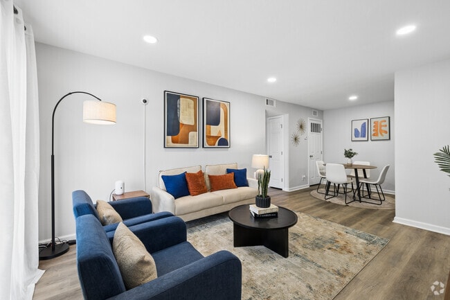 1BR, 1BA - 775SF - Living Room