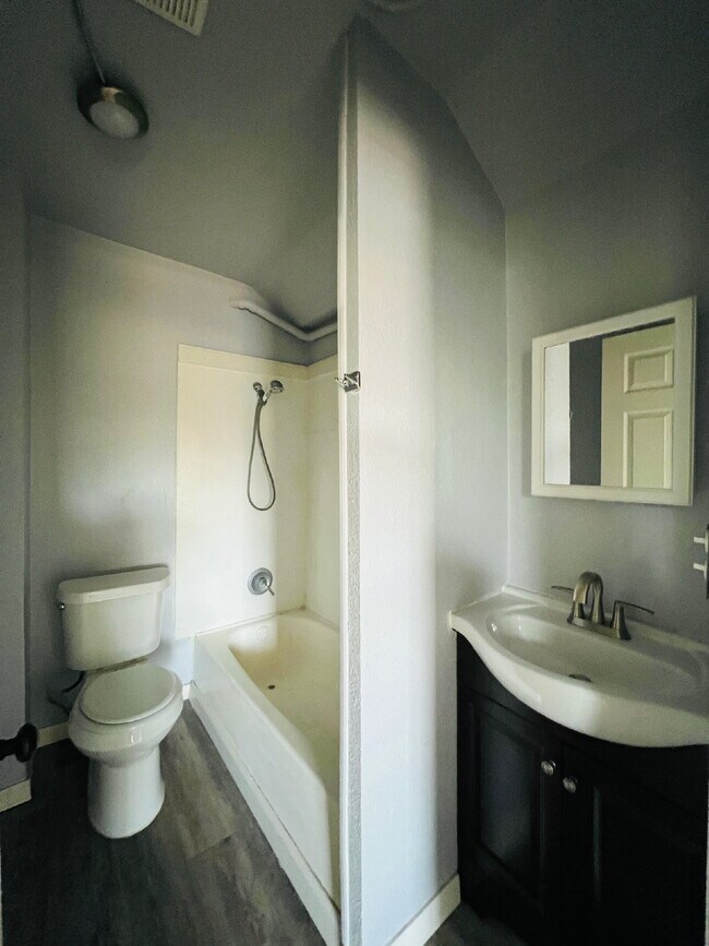 Photo - 127 Sandmeyer St Unit 4