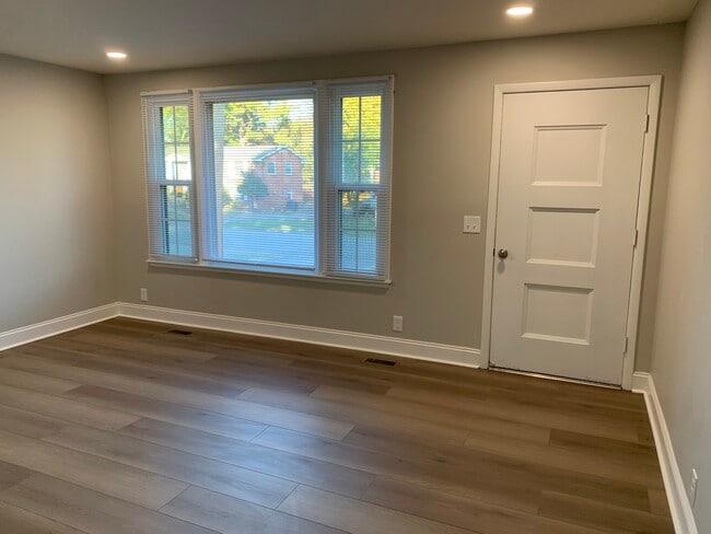 Photo - 276 Bonnasprings Dr