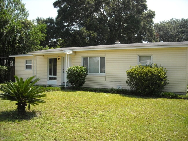 Building Photo - Cute 3BR/1BA cottage with central heat & a... Rental