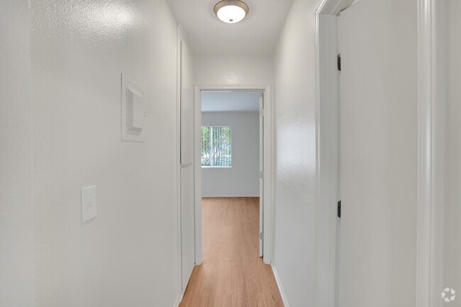 1 BR, 1 BA - 717 SF - Beachside Apartments