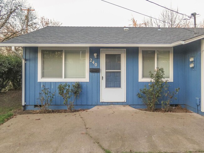 Updated 2 Bedroom Duplex in Salem Availabl... - Updated 2 Bedroom Duplex in Salem Availabl... House
