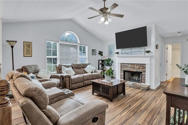 Photo - 271 Oak Glen Dr