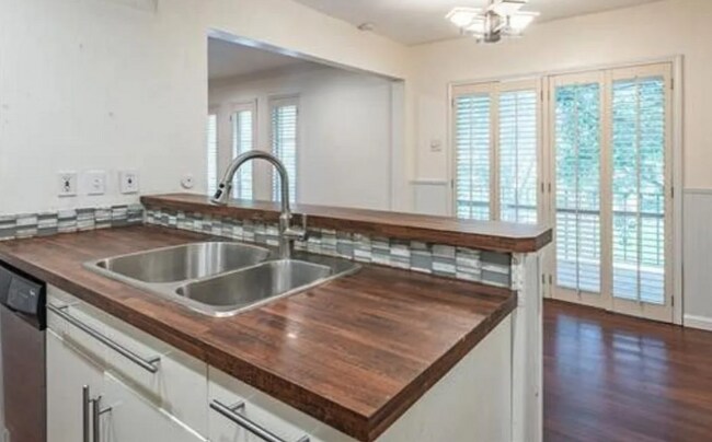 Photo - 5838 Sandhurst Ln