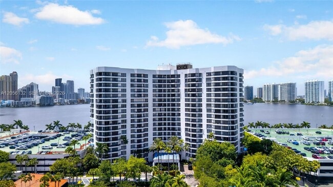 Building Photo - 3600 Mystic Pointe Dr Unit 310