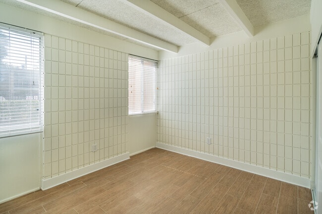 2BD, 2BA - 850SF - Primary Bedroom - The Oasis Club