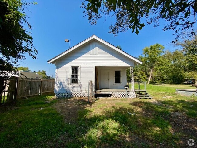 Building Photo - NEW!! NEW!! NEW!! Renovated 3 bed/2 bath h... Rental