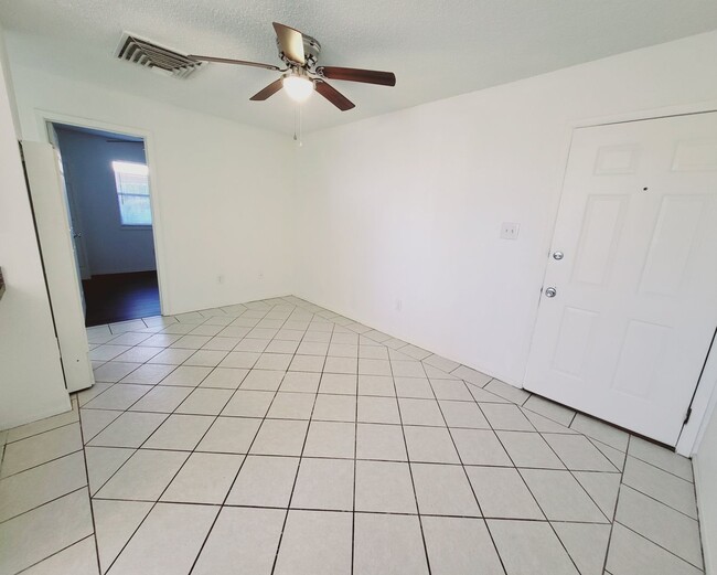 Building Photo - 2603 Pecan Dr Unit 2603 C