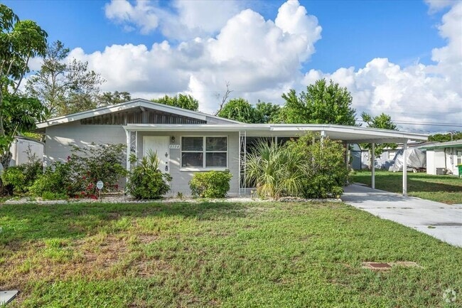 Building Photo - 1104 W Hillcrest Dr Rental