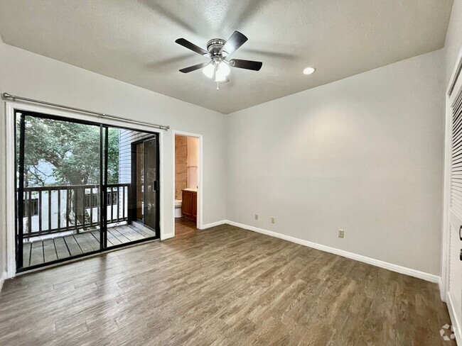 Building Photo - 2/2 Condo, Blocks from Campus and Downtown...