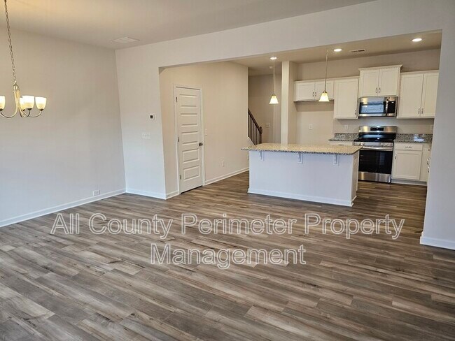 Photo - 256 Dupont Dr