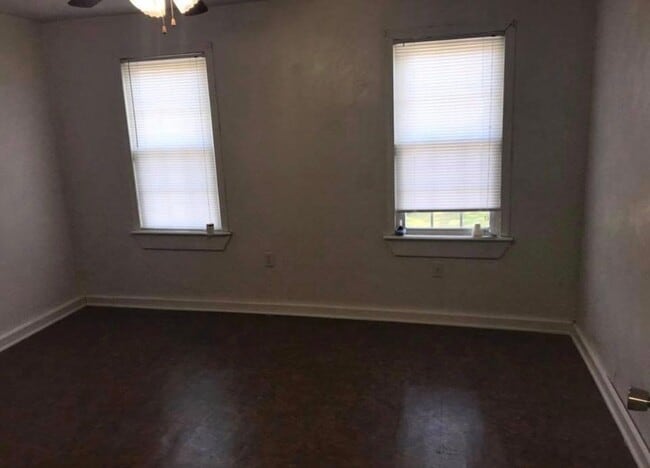 Photo - 2124 Queen St