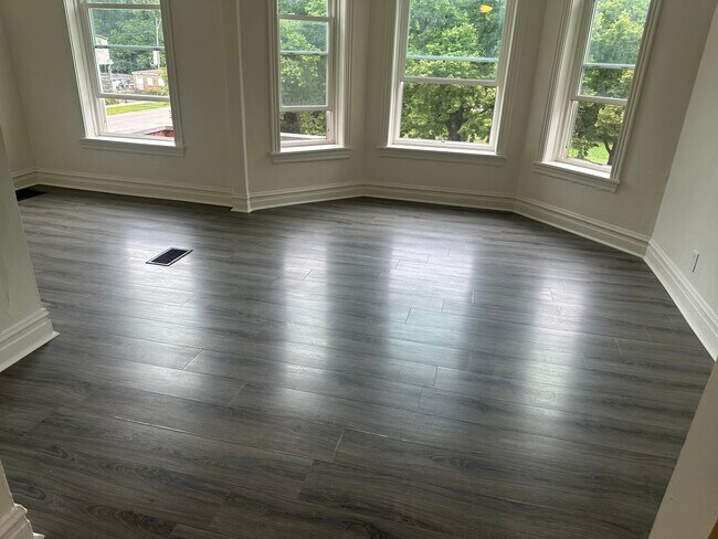6504 S Bishop St Unidad Englewood  Large Vintage