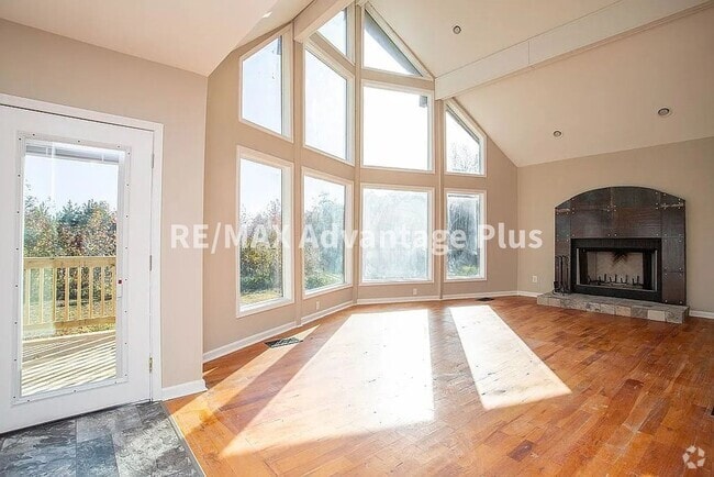 Building Photo - Picturesque 3-Bedroom Home with Cathedral ...