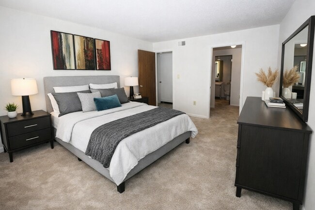 Photo - Waterford Square