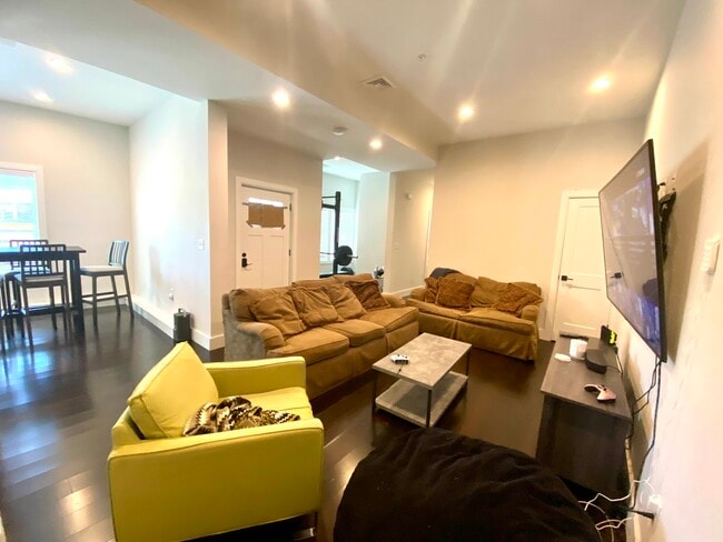 1 Cedar Sq