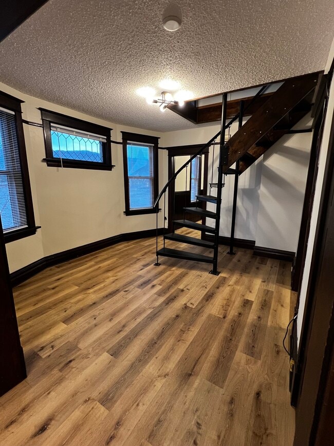 Building Photo - 3011 Vernon St Unit 3011B Rental