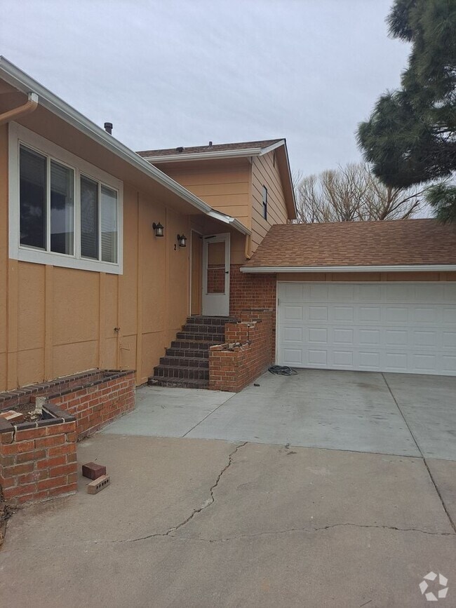 Building Photo - ALL PROSPECTIVE TENANTS MUST SUBMIT A $58 ... Rental