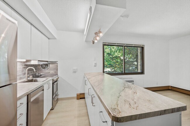 Photo - 934 High St Unit 4