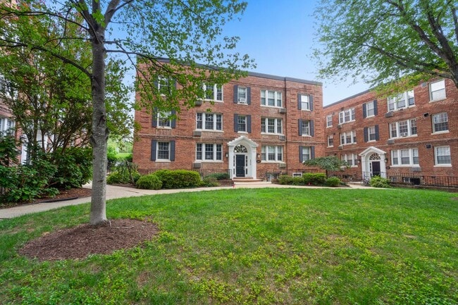 Photo - 4481 MacArthur Blvd NW Unit B2