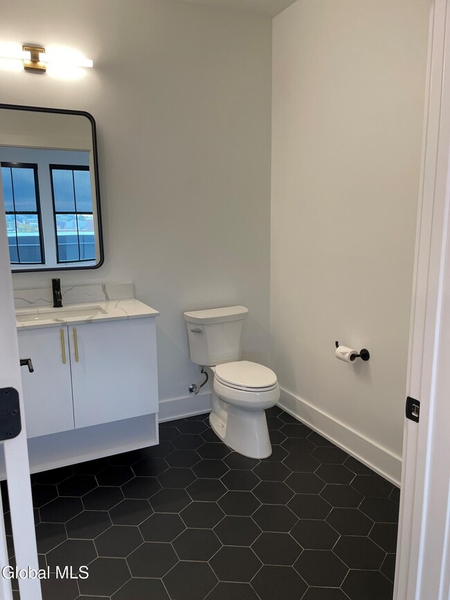 Photo - 385 Broadway Unidad 304