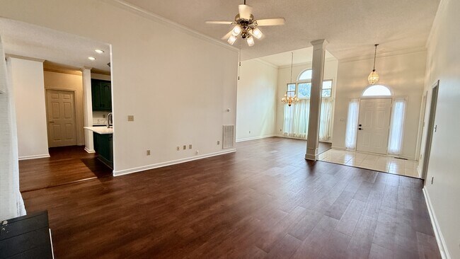 Photo - 113 Nobleton Ln NW