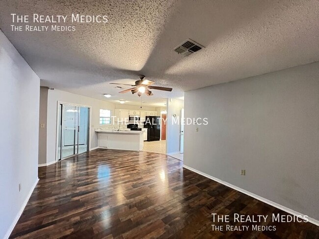 Photo - 203 Fernwood St