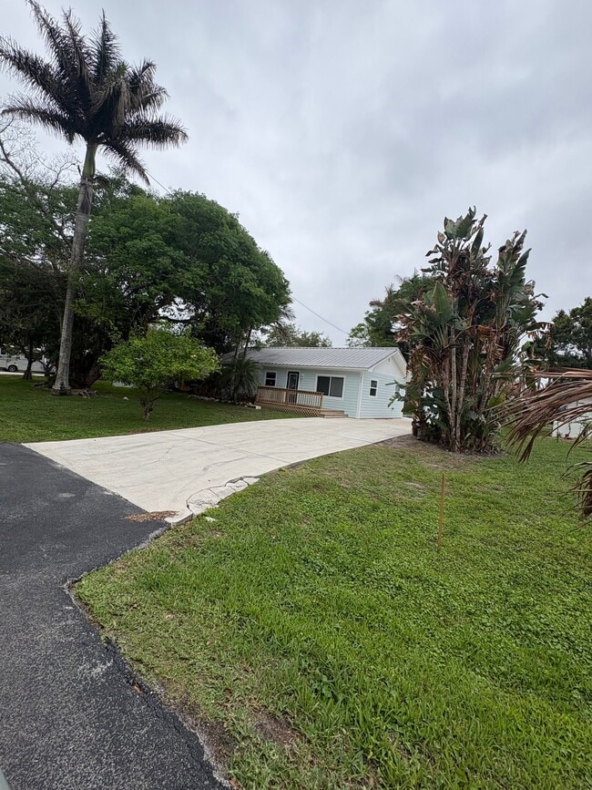 Photo - 626 SW Rustic Cir
