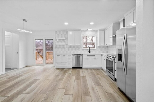 Photo - 2205 Douglas St