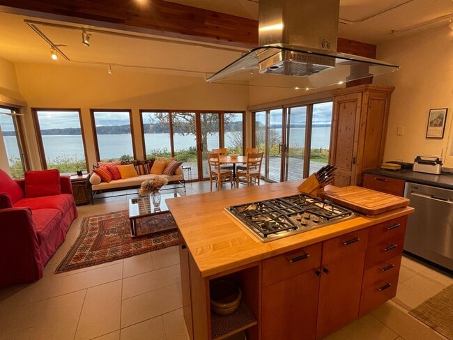 Photo - Spectacular View Home In Langley and Fully Furnished!