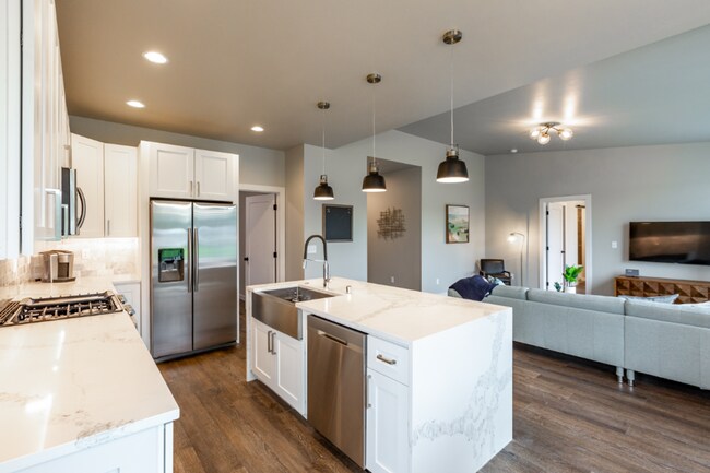 Photo - Fully Furnished New 5 Bed, 3 Bath Modern H...