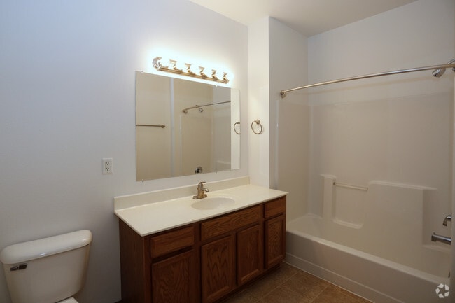 2BR, 2BA - Grande (2) - Bathroom