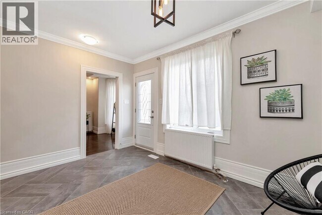 Photo - 232 Bay St N