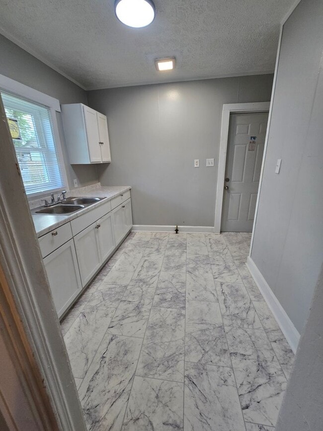 Photo - Spacious Two Bedroom Single Family Near 10th and Belmont Ave