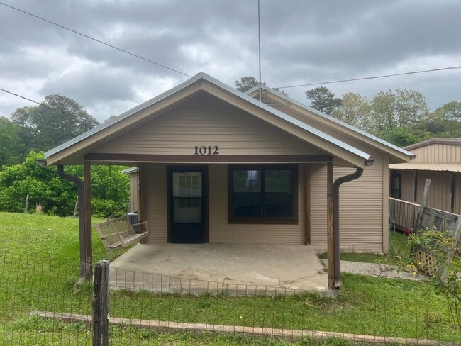 Building Photo - 2 Bed 1 Bath Cottage