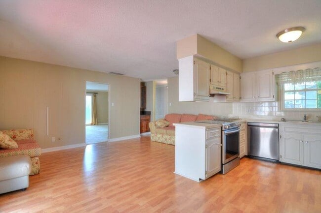 Photo - 3 bedroom / 2 bath ranch!