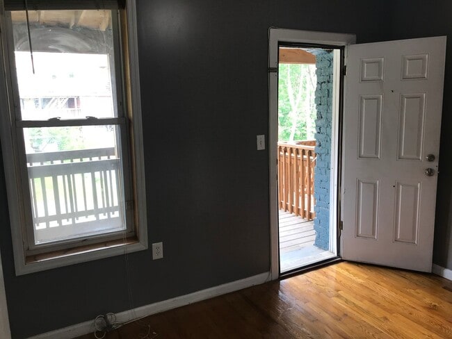 Building Photo - Comfy 2/3 Bedroom apartments Unit 2 -  2