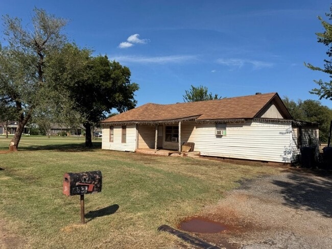 Building Photo - 5 bed 1 bath in Okc! large, fenced yard, i...
