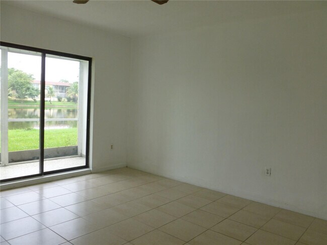 2940 NE 203rd St Unit C102