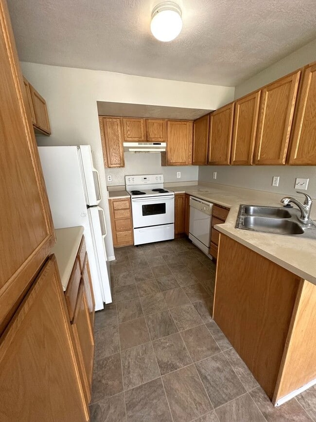 Photo - Move In Today! 3 Bed 1.5 Bath Duplex in Og...