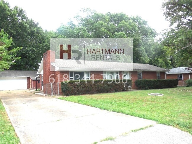 Building Photo - Three Bedroom 2 Bath Brick Home with 2 Car Garage!!