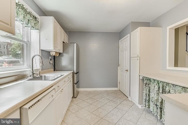 Photo - 260 Burgess Ave