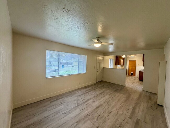 3 BED 1 BATH HOME WITH NEW FLOORING LOCATED IN THE STARVIEW ESTATES SUBDIVISION - 3 BED 1 BATH HOME WITH NEW FLOORING LOCATED IN THE STARVIEW ESTATES SUBDIVISION