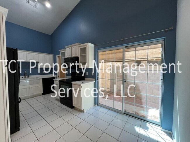 Beautiful Townhome with Fireplace